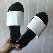 Sapatos casuais brancos de porta aberta com impressão de juntas divididas na rua