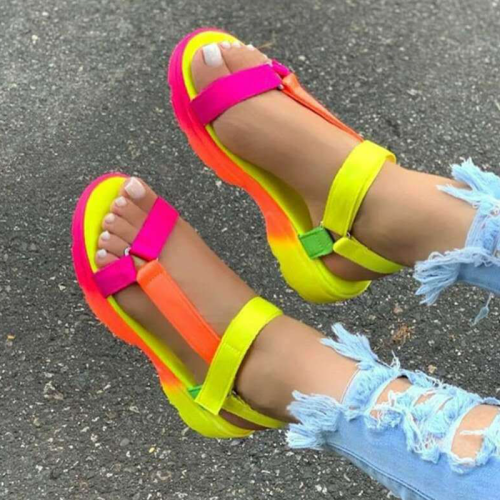 Sapatos de porta aberta de retalhos vazados coloridos