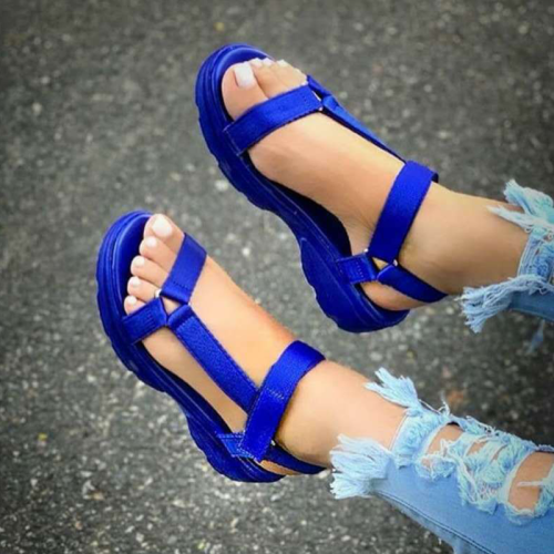 Sapatos de porta aberta com retalhos vazados azuis