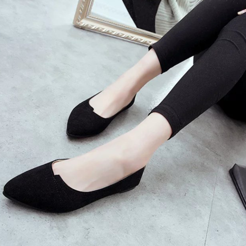 Sapatos rasos pretos casuais de retalhos de rua pontiagudos e confortáveis